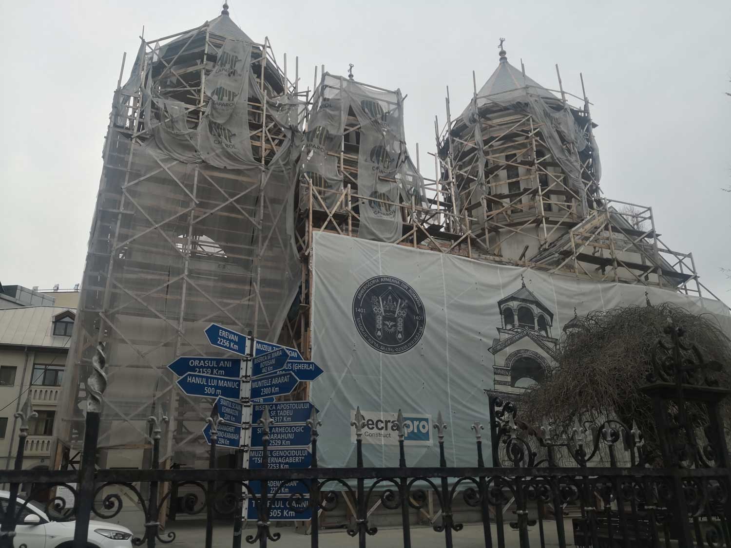 Le rendez-vous avec Roxana STAN est prévu dans le quartier arménien de Bucarest dont l’église en rénovation constitue le cœur © Globe Reporters