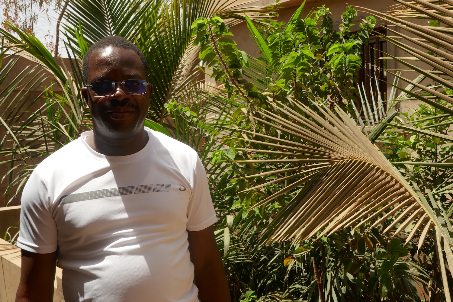 Benjamin BASSONO après l’interview avec Globe Reporters dans le jardin du siège de l’organisation Anges Gardiens de la Nature, AGN © Globe Reporters