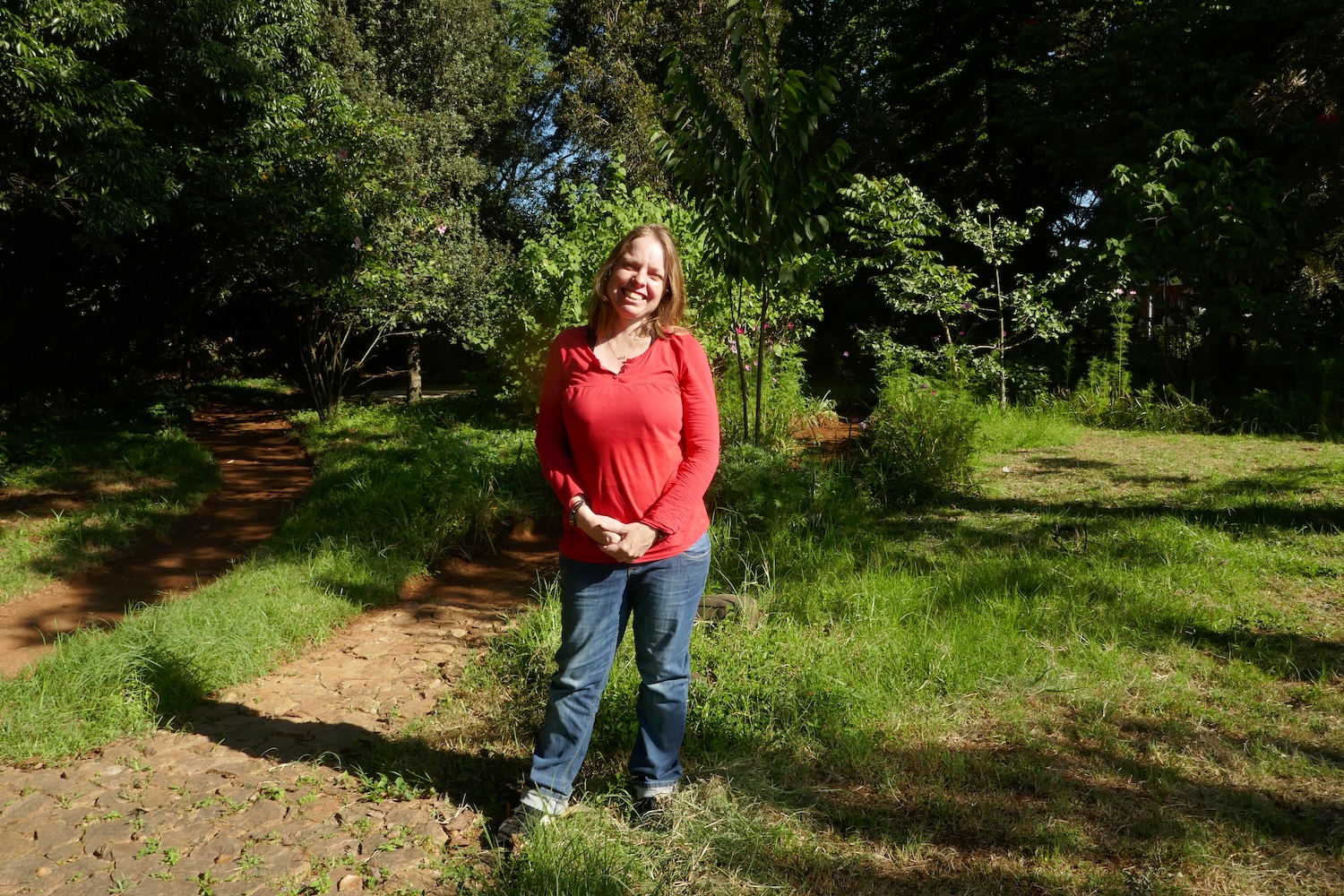 Anne PERINELLE, chercheuse qui travaille à la co-conception de systèmes de culture de riz en milieu inondé, dans le jardin qui jouxte son bureau à Antsirabe © Globe Reporters