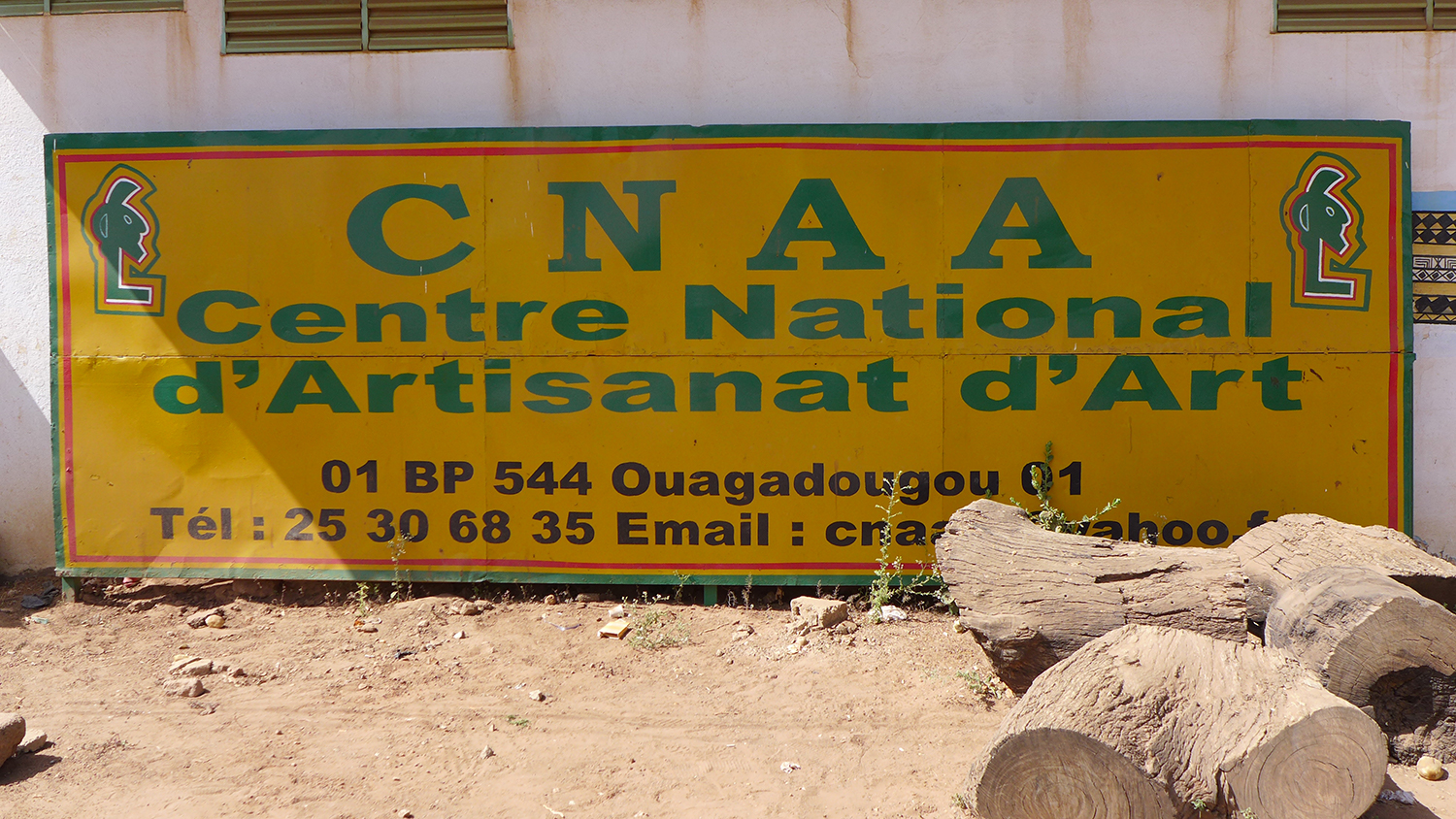 Le CNAA, en plein centre-ville de Ouagadougou, héberge plus de 80 ateliers d’artisans et d’artistes qui travaillent le cuivre, le bronze, le bois et les tissus. 