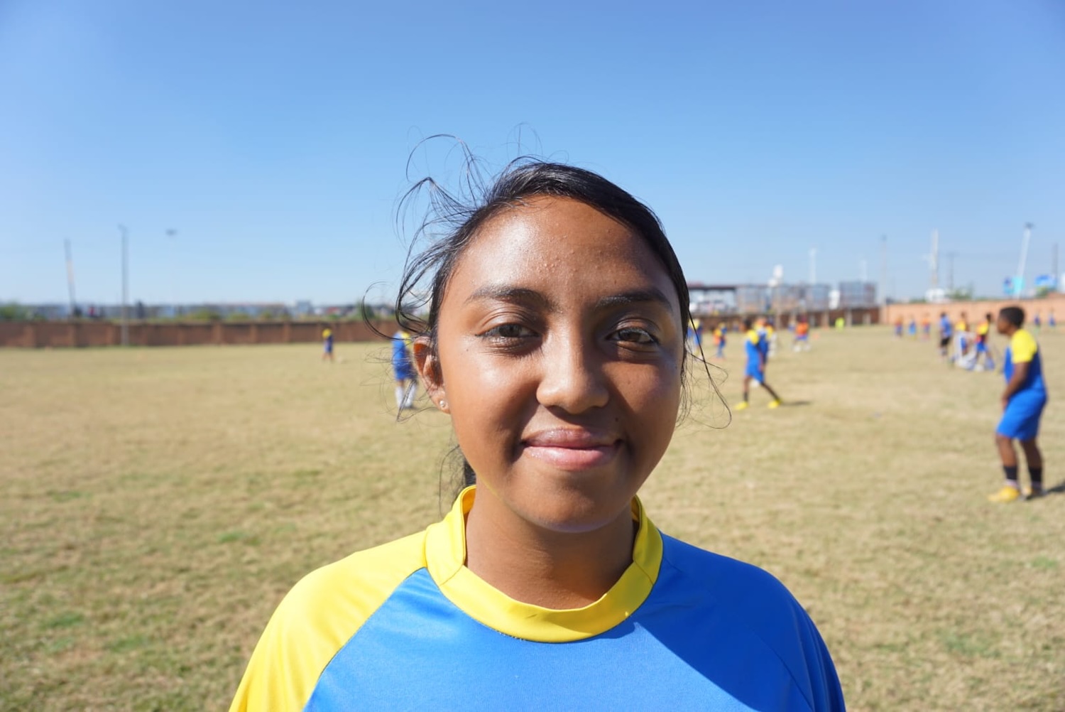 Ny Avo Fitiavana RAKOTONDRABE, joueuse de football depuis ses 5 ans répond aux questions au milieu de son entrainement de football © Globe Reporters