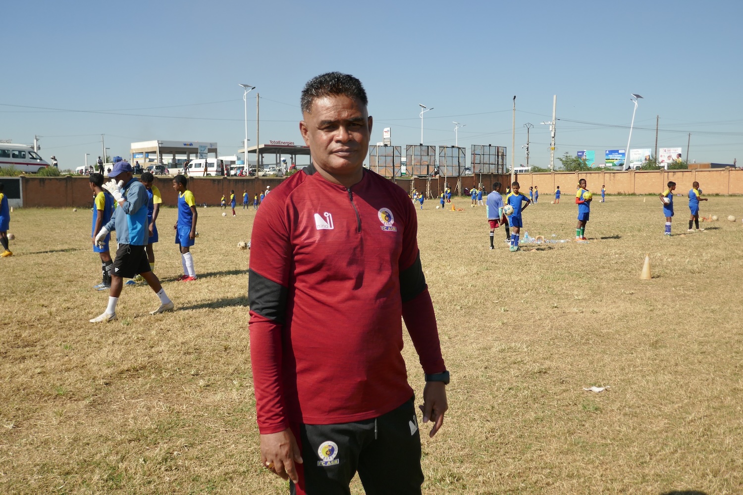 Romuald RAKOTONDRABE, alias Rôrô, est le sélectionneur de l’équipe nationale de football. Chaque mercredi et samedi, il entraine des enfants dans son école Association Sportive Rôrô, l’ASR © Globe Reporters