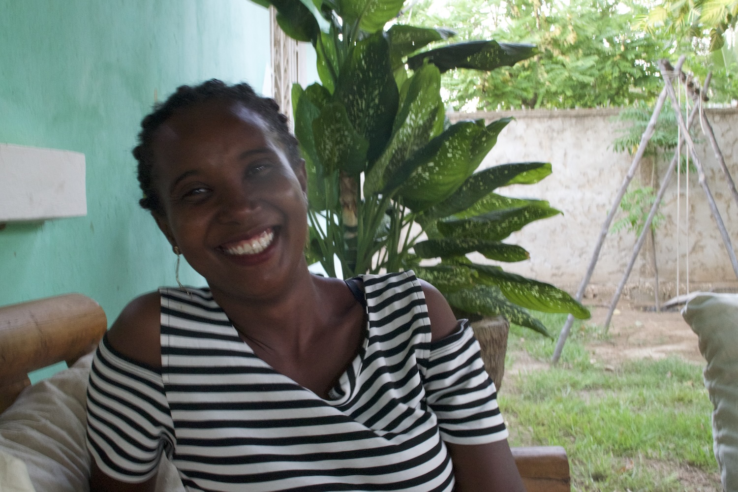 Florence RAZANAMALALA connait la cuisine malgache par cœur. Elle aime cuisiner. Elle travaille chez elle pour des restaurants. Elle reçoit Globe Reporters chez elle à Tuléar © Globe Reporters