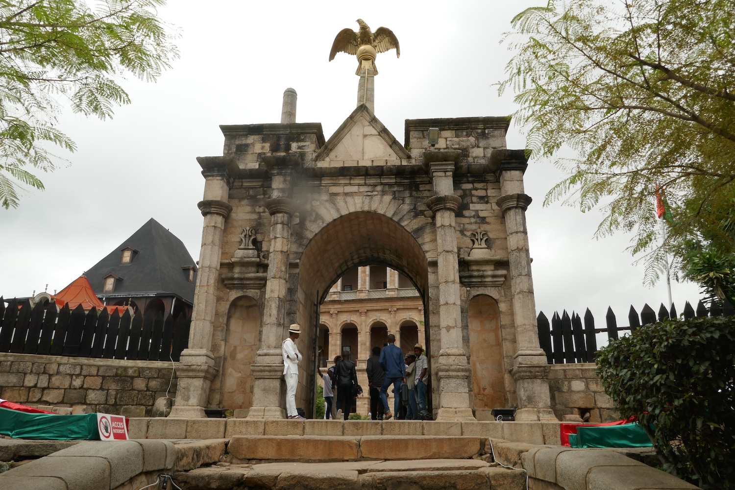 Une entrée du Palais royal, le Rova en malgache, dans la haute ville d’Antananarivo, un palais édifié au XVII siècle © Globe Reporters