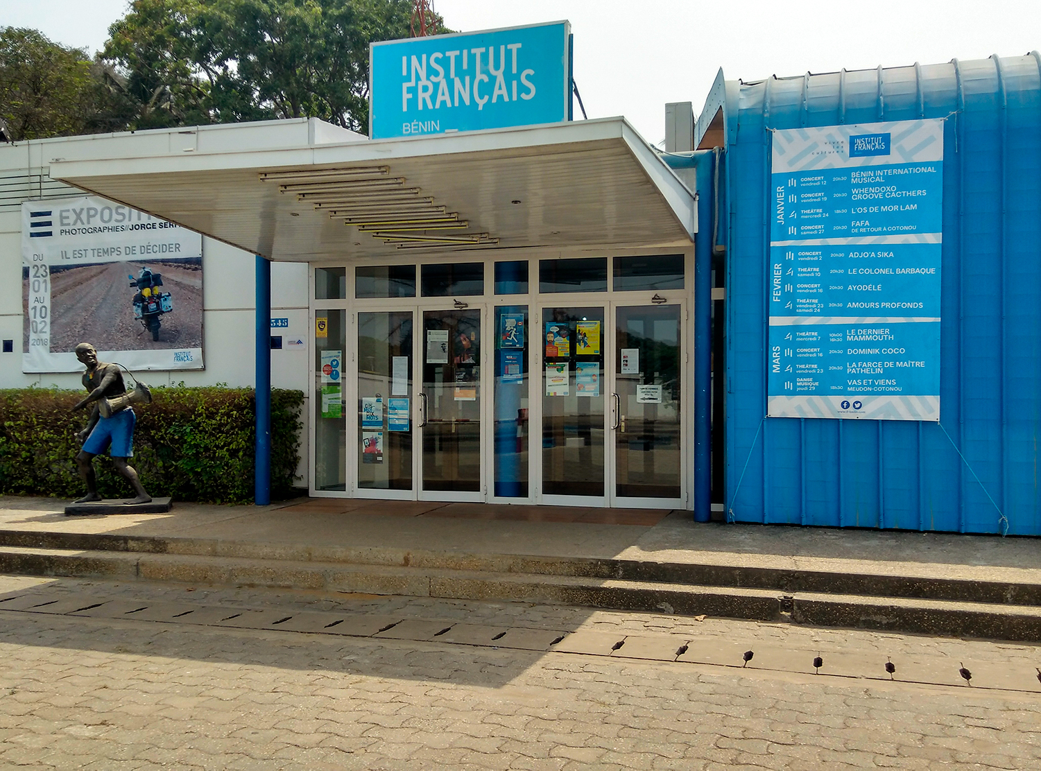 Entrée de l’Institut français. 