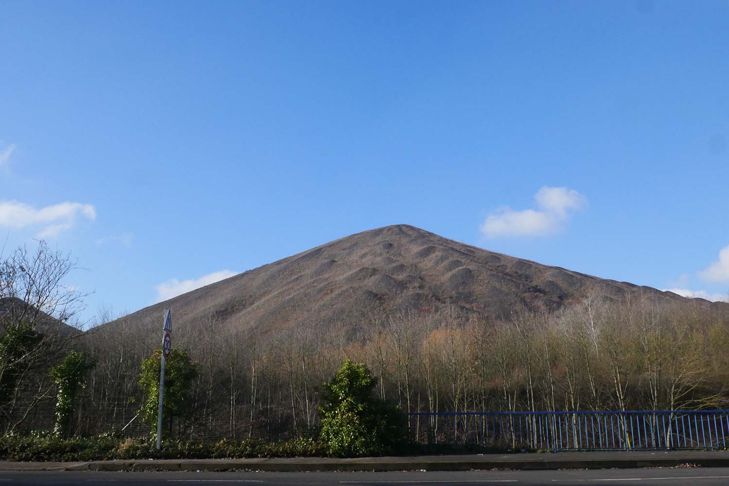 Les terrils jumeaux de Loos-en-Gohelle. Ce sont les plus hauts terrils d’Europe, ils culminent à 186 mètres © Globe Reporters