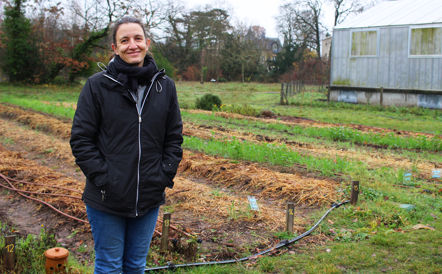 Portrait de Muriel, devant les lopins de terre cultivés © Globe Reporters