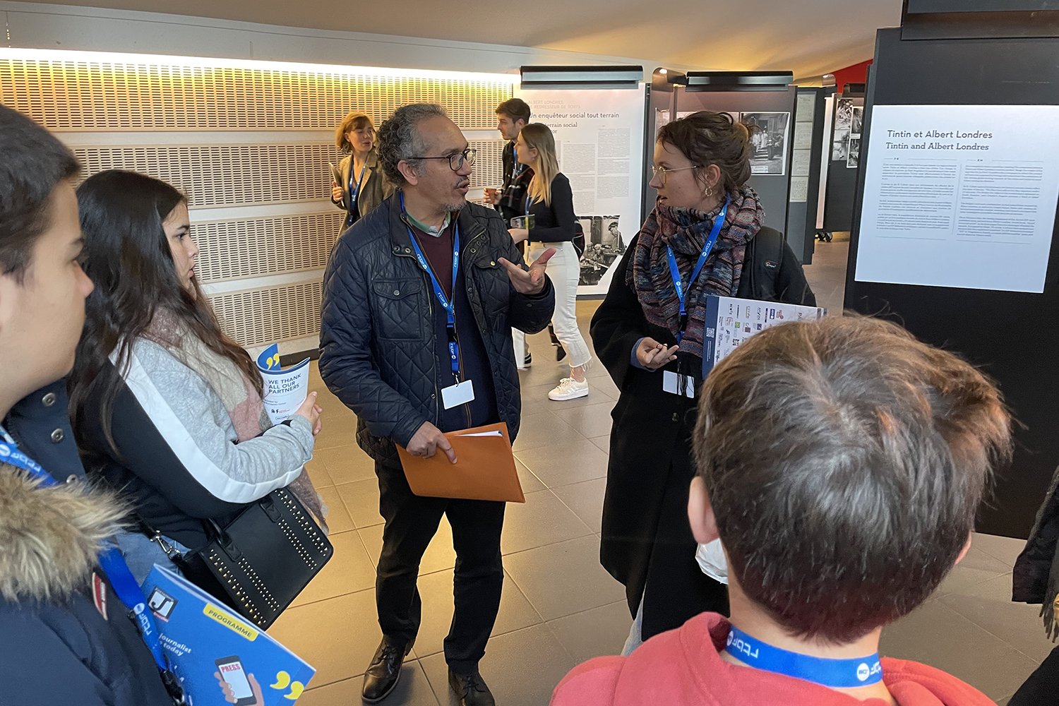 Nordine NABILI croise les globe-reporters par hasard dans le hall d’entrée ! Il les salue et leur souhaite bienvenue ! Cela tombe à pic, les élèves voulaient interroger un des organisateurs. Nadine NABILI accepte, et donne rendez-vous après la table ronde qu’il s’apprête à animer © Globe Reporters