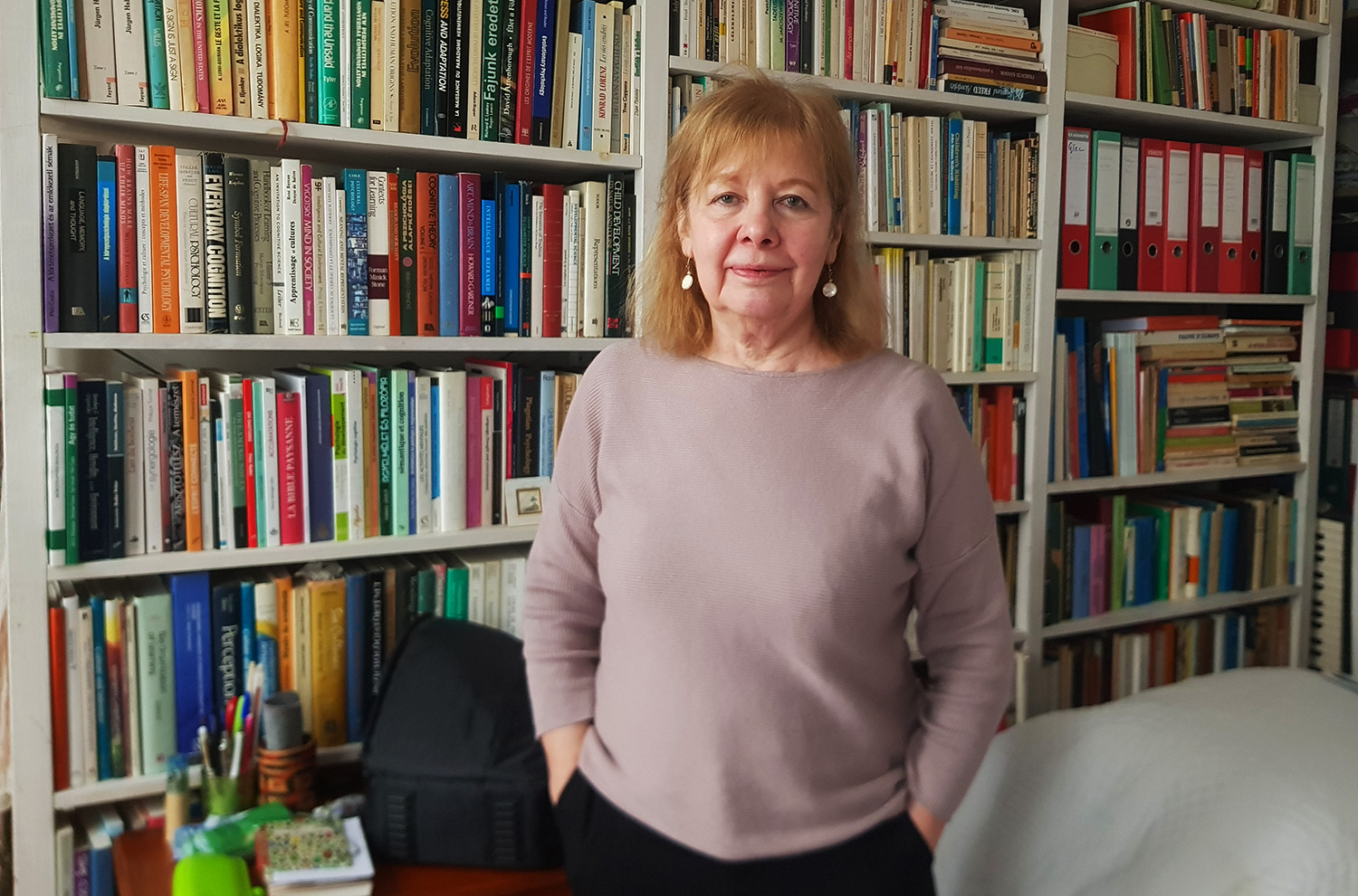 Portrait d’Annamaria LAMMEL, chez elle, devant sa bibliothèque © Globe Reporters