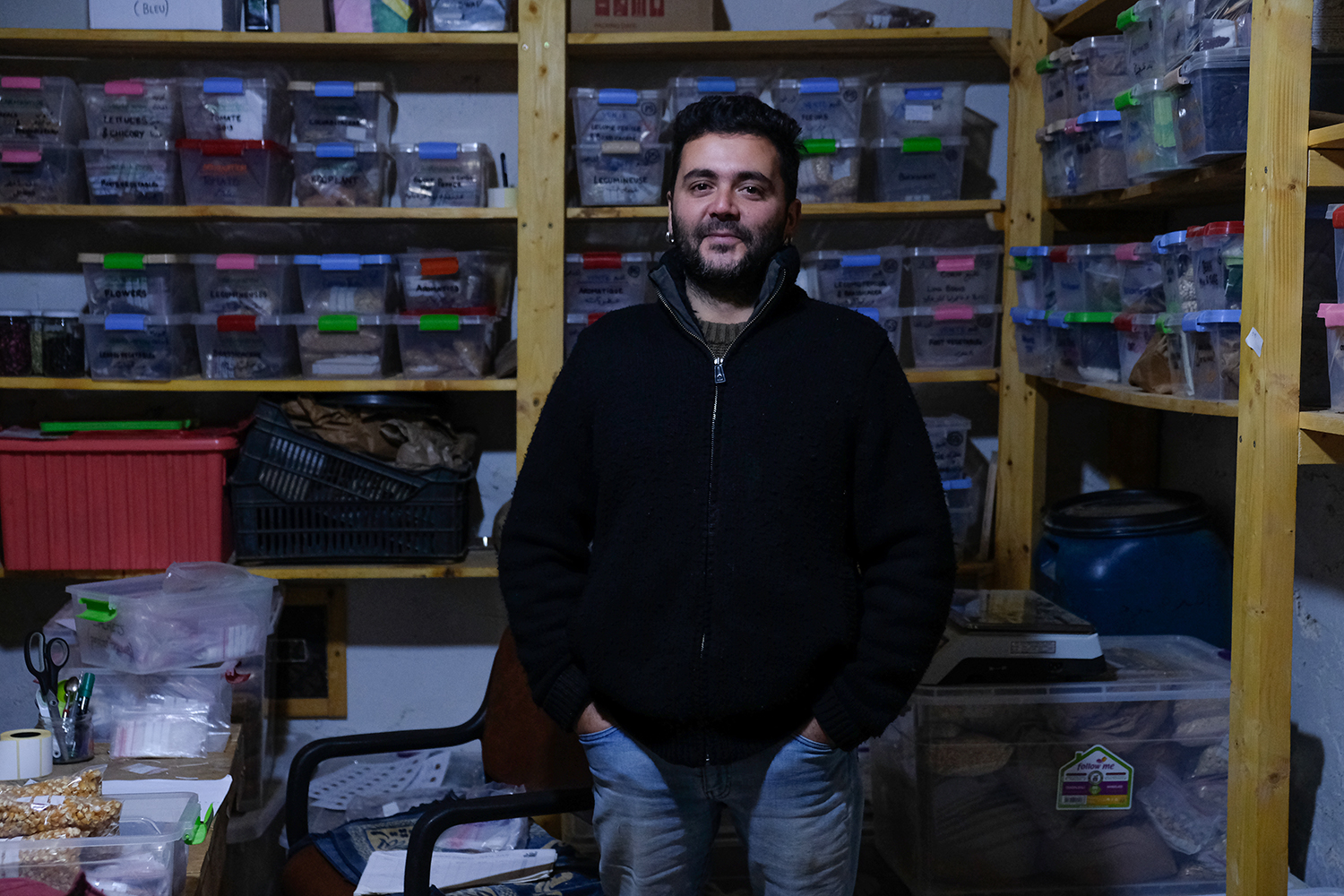 Portrait de Serge HARFOUCHE, président de l’association Buzuruna Juruzuna, dans la pièce où ils gardent les semences paysannes © Globe Reporters