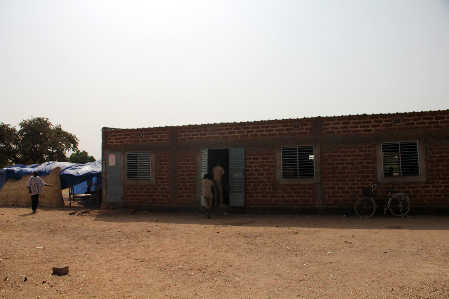 Le collège a deux classes ; l’une en dur béton et une autre sous une bâche plastique.