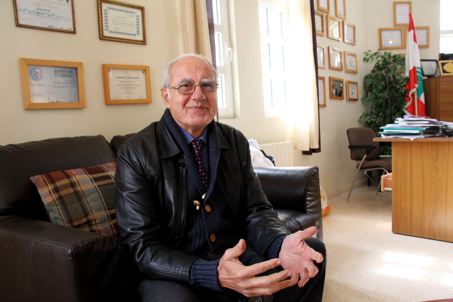 01 Docteur Moussa Charafeddine dans son bureau