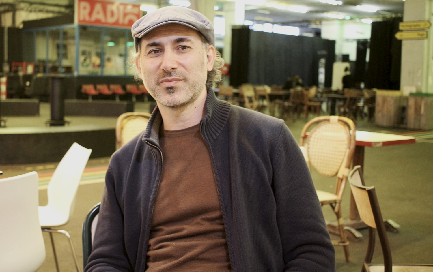 Portrait de Volkan TANACI à la fin de l’entretien. L’interview se réalise au cœur du Ground Control - vide à cause de l’épidémie - aux côtés d’une radio, de restaurants, d’une librairie ou encore d’une salle d’exposition © Globe Reporters 