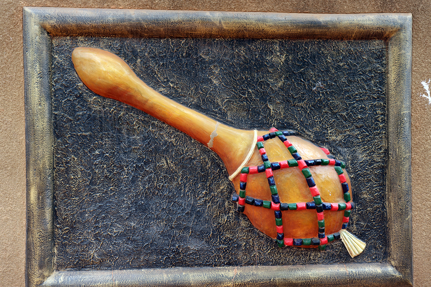 La maraca est un instrument qui sert à contacter le monde des esprits, le monde invisible. Elle est toujours présente lors des cérémonies.