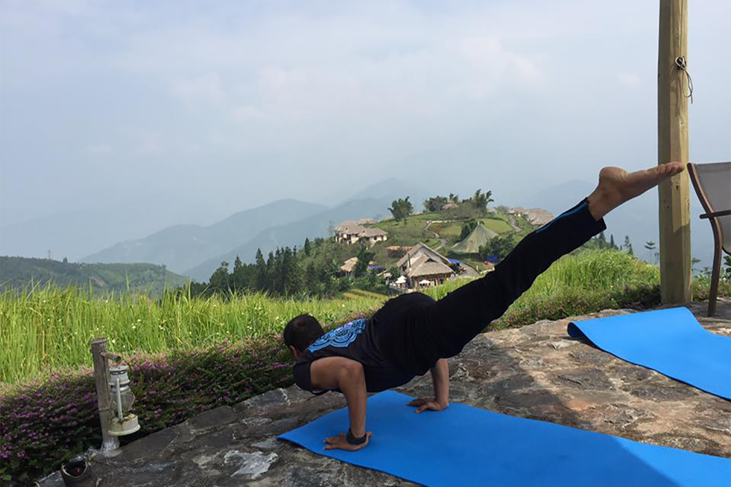 Le yoga, ce n’est pas QUE du sport, c’est aussi de la méditation (mais quand même, certains font preuve d’une certaine souplesse !)