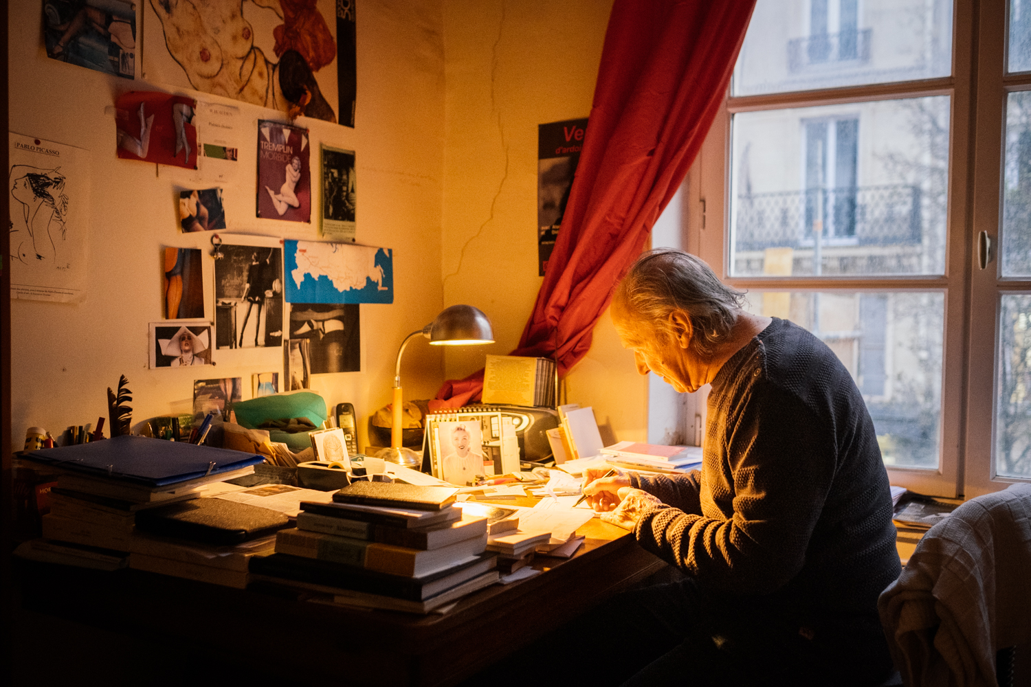 Il rédige souvent le premier vers sur un bout de papier, puis rentre écrire la suite de son poème, à la main à l’encre sur du papier, chez lui, souvent à son bureau © Globe Reporters