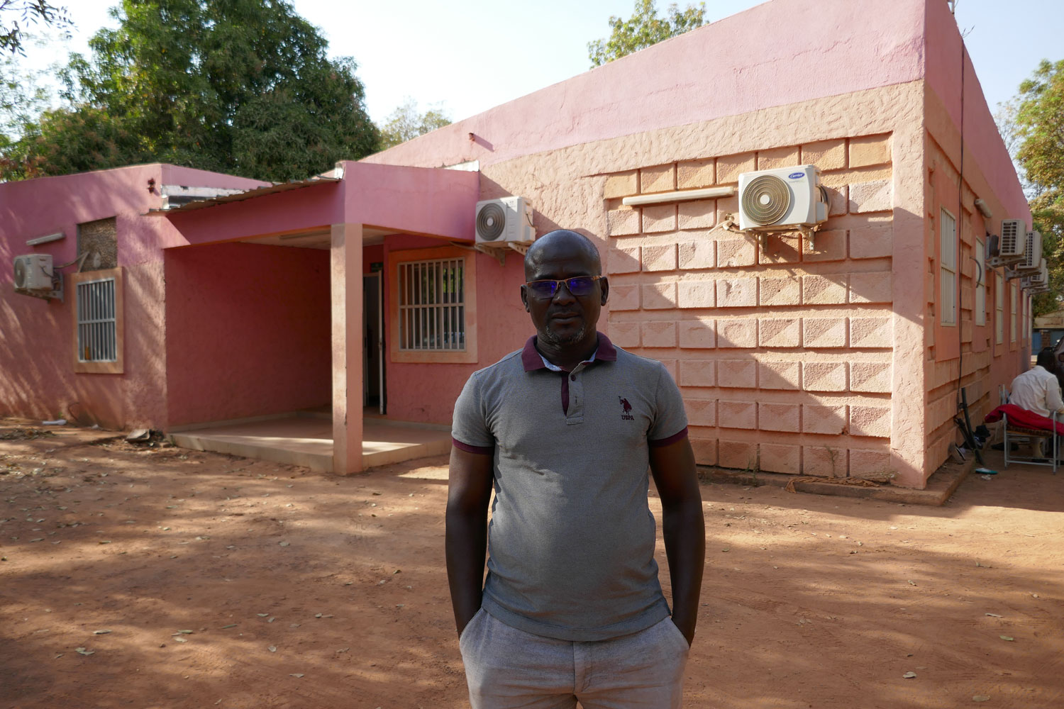 Adama SALAMBERE, journaliste sportif devant le siège national de l’Agence d’Information du Burkina (AIB) © Globe Reporters