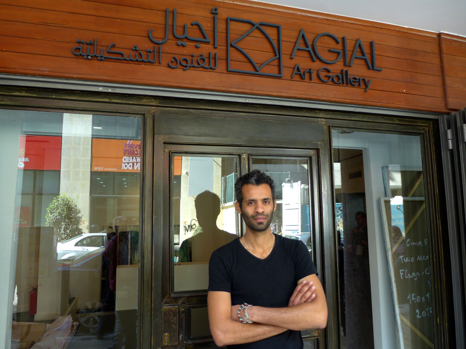 Abdel Rahman el Katanani devant la galerie qui expose ses œuvres à Beyrouth, dans le quartier de Hamra.