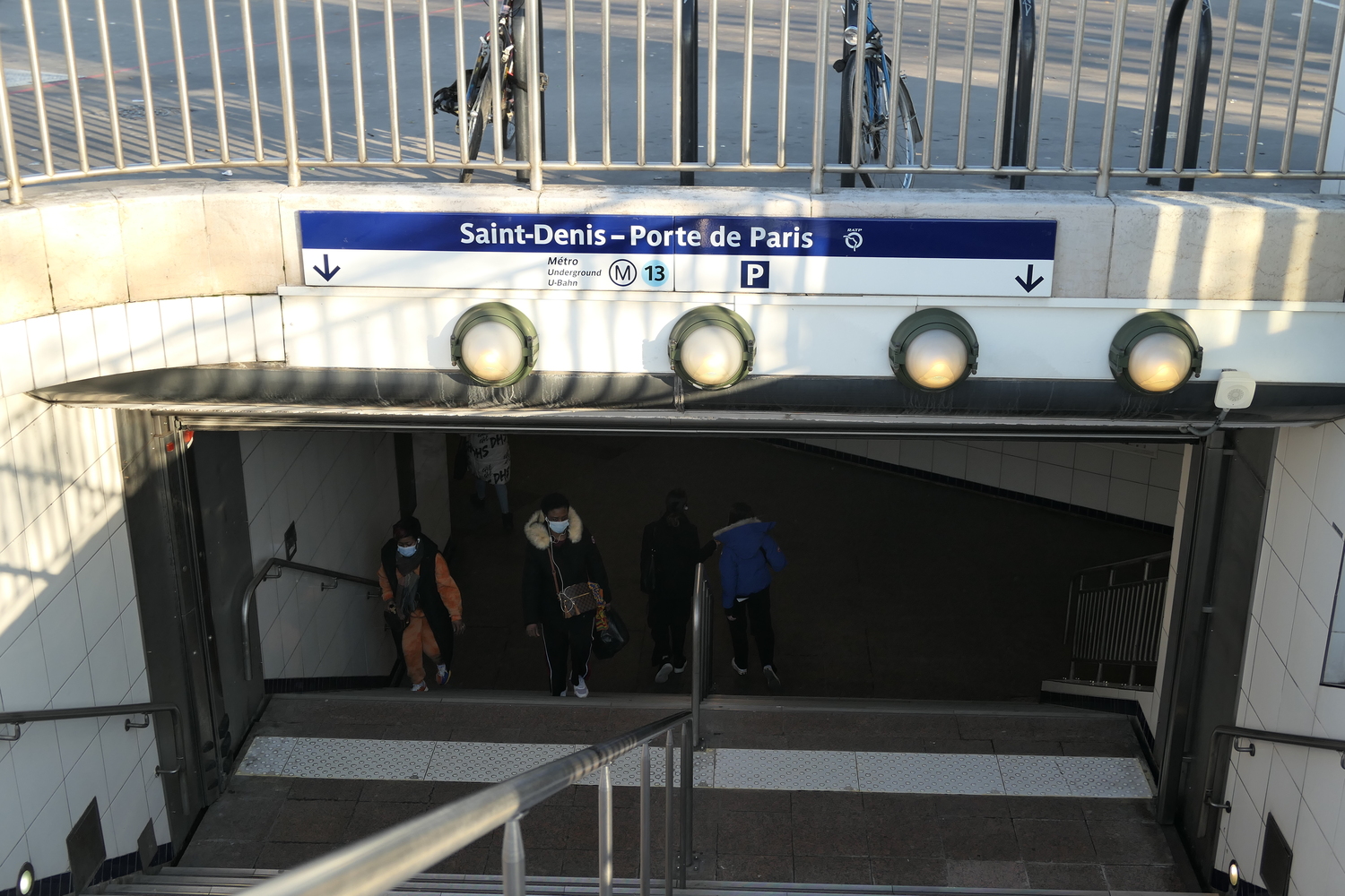 Pour parler ramassage des déchets dans les canaux parisiens, direction le canal Saint-Denis dans la ville du même nom, un matin froid de février © Globe Reporters