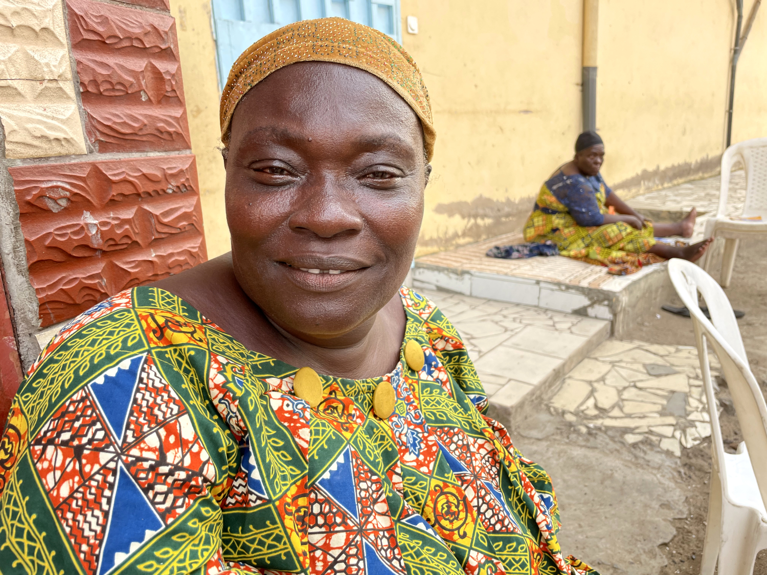 Adidjah, sur le perron du petit immeuble situé en face de sa maison © Globe Reporters