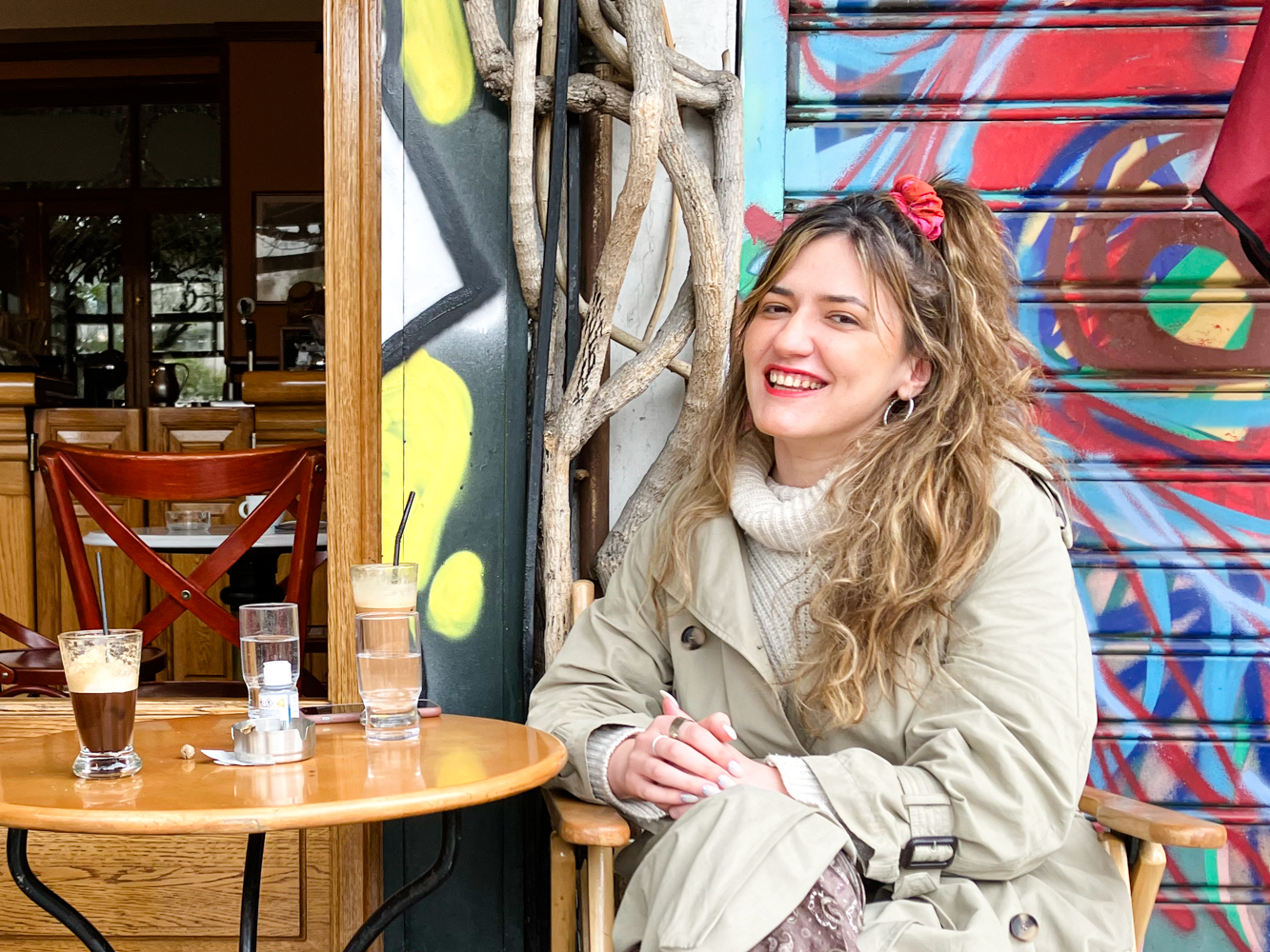 Aggeliki NIKOLARI, responsable de la communication d’Éleusis 2023, dans un café proche du centre d’Athènes au moment de l’interview © Globe Reporters