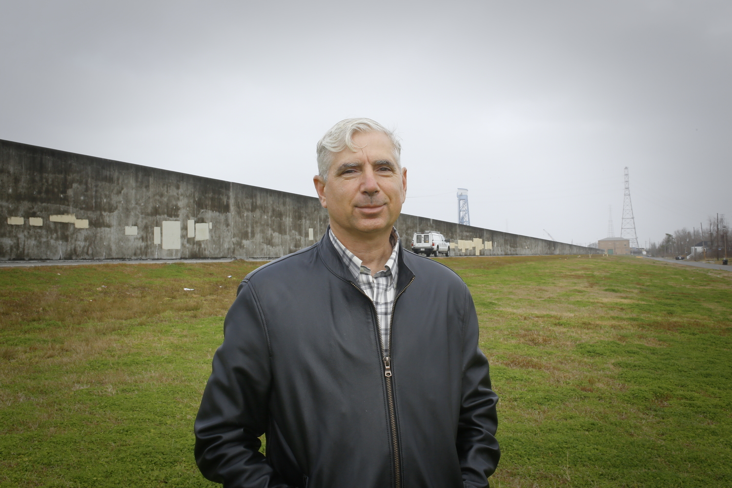 Portrait d’Alex KOLKER devant une des digues en béton qui a cédé le 29 août 2005. L’eau a envahi le quartier de Lower Ninth Ward © Globe Reporters