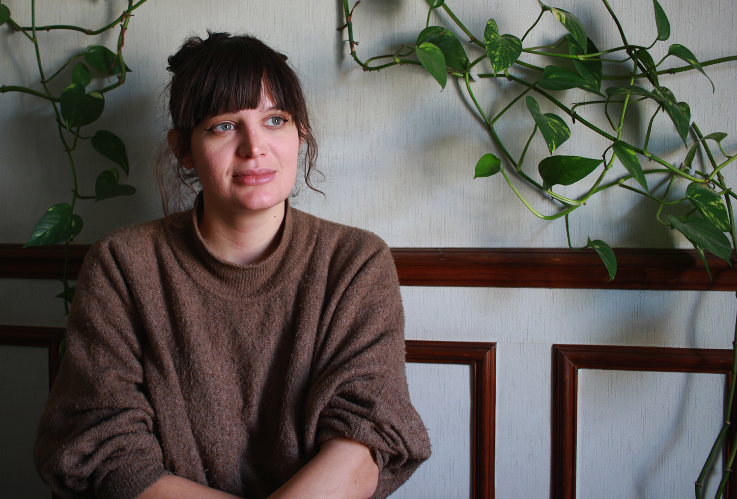 Portrait d’Alma DUFOUR dans le salon de son appartement, dans le 18e arrondissement de Paris © Globe Reporters 