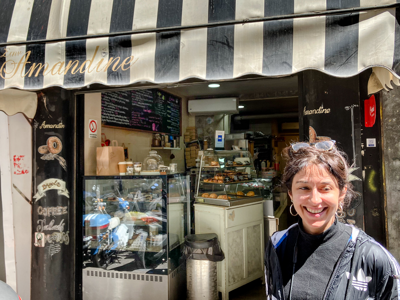 Amandine BEAUGENDRE devant sa boutique, à deux pas de la place Syntagma © Globe Reporters