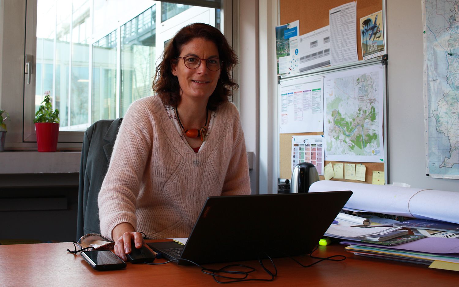 Portrait d’Anne ROMEUR, assise devant son bureau, à la mairie de Saint-Fargeau-Ponthierry © Globe Reporters