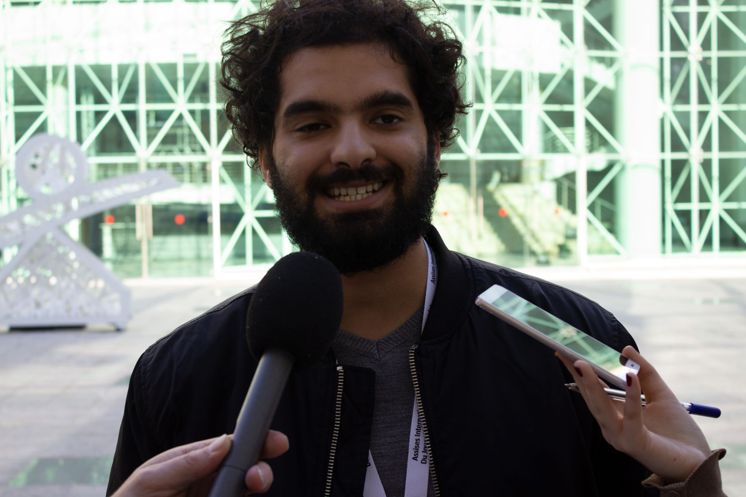 Aymen devant le micro des globe-reporters © Aziz ANDOLSI