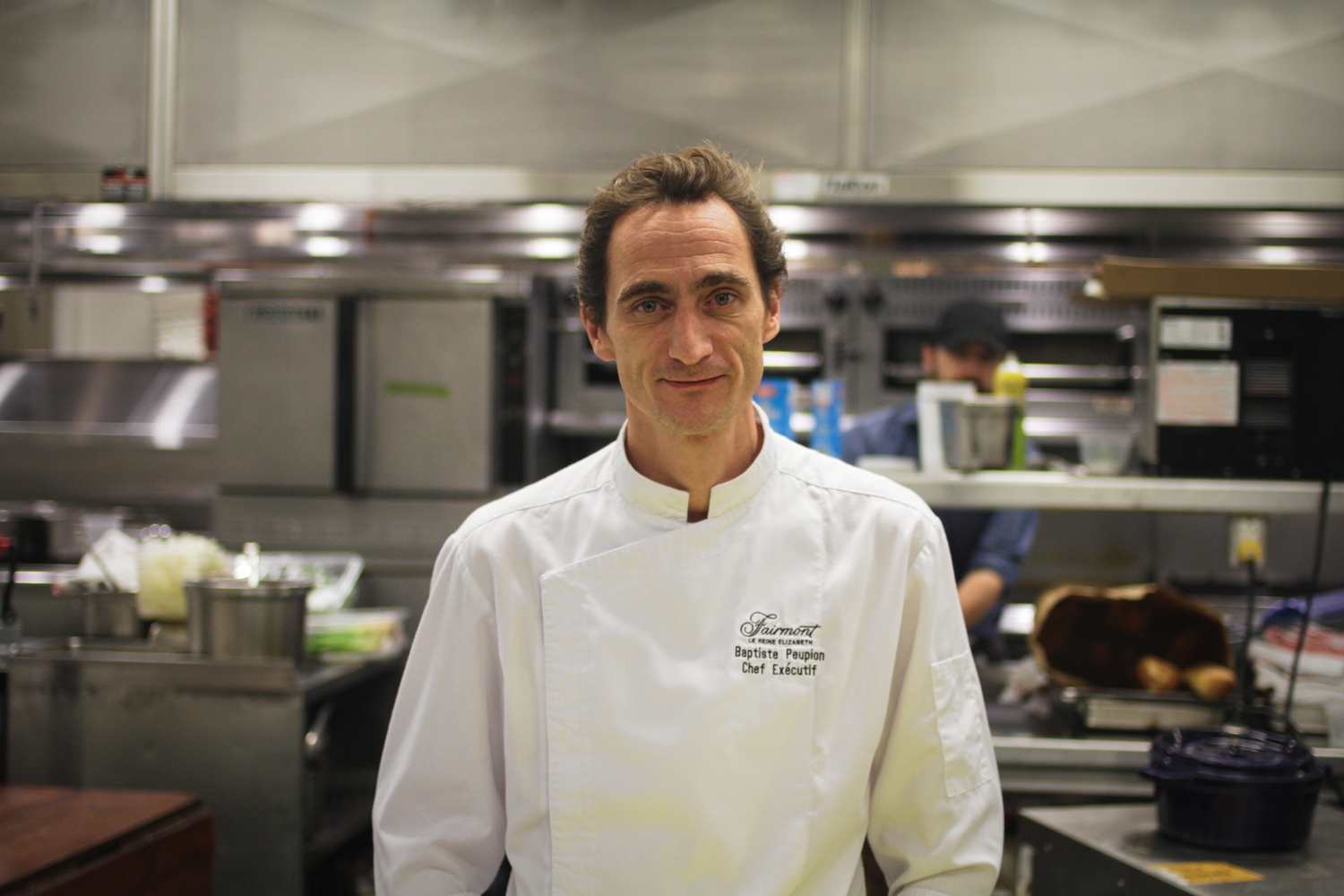 Baptiste PEUPION, dans la cuisine de l’hôtel Fairmont Reine Elizabeth de Montréal.