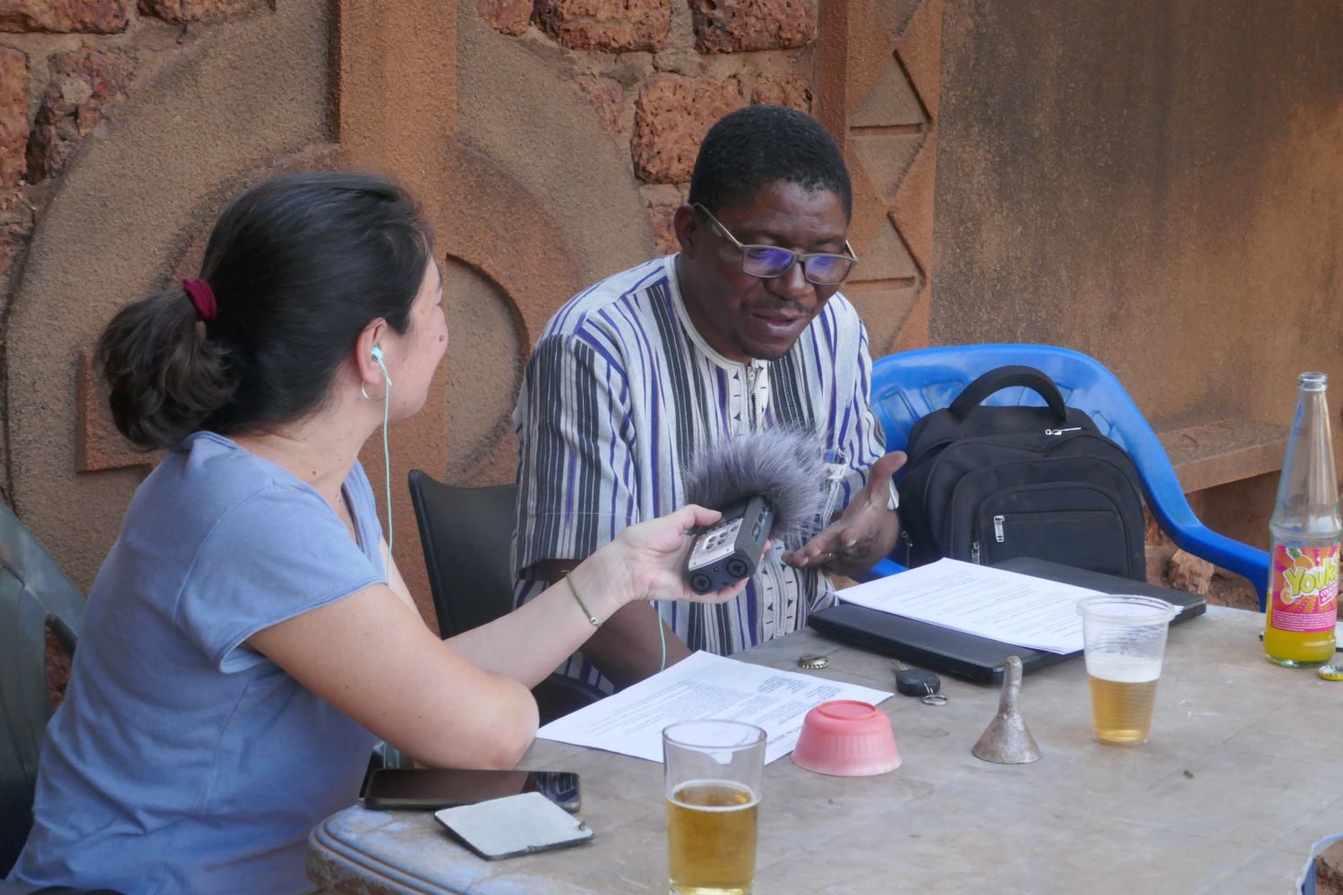 Tatiana pose les questions de ses rédacteurs en chef à Calixte KABORÉ © Globe Reporters