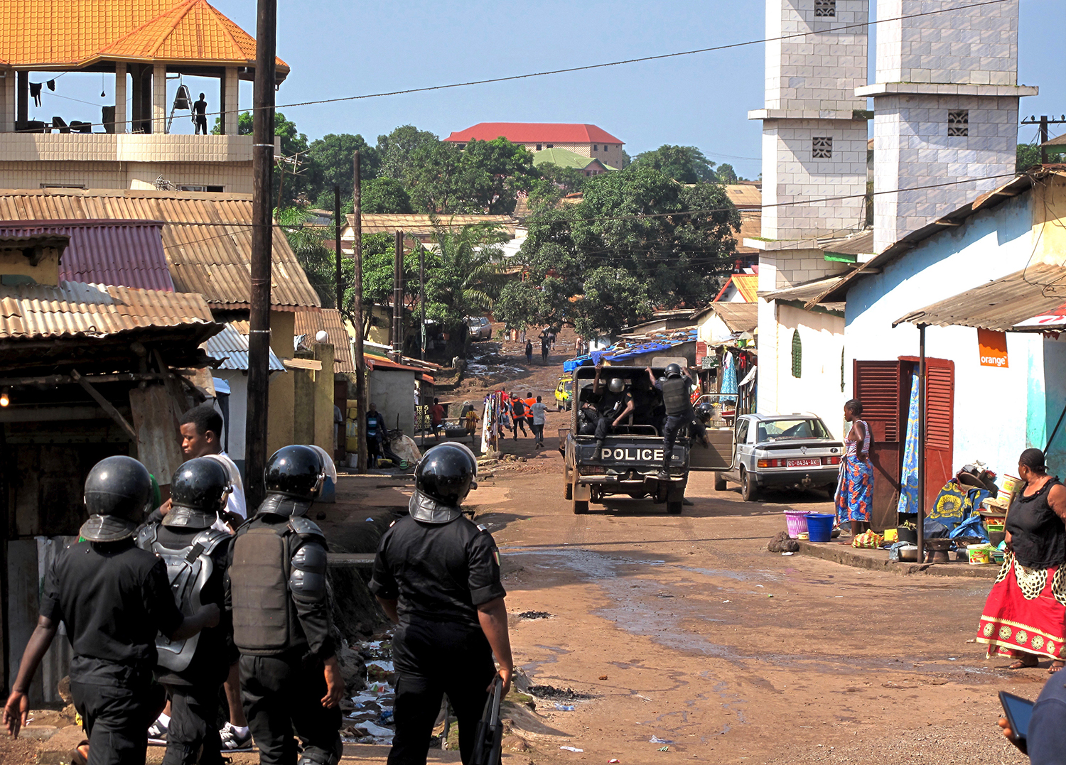 Manifestations contre la hausse du prix de l’essence dans la banlieue de Conakry en juillet 2018 ©Carol Valade