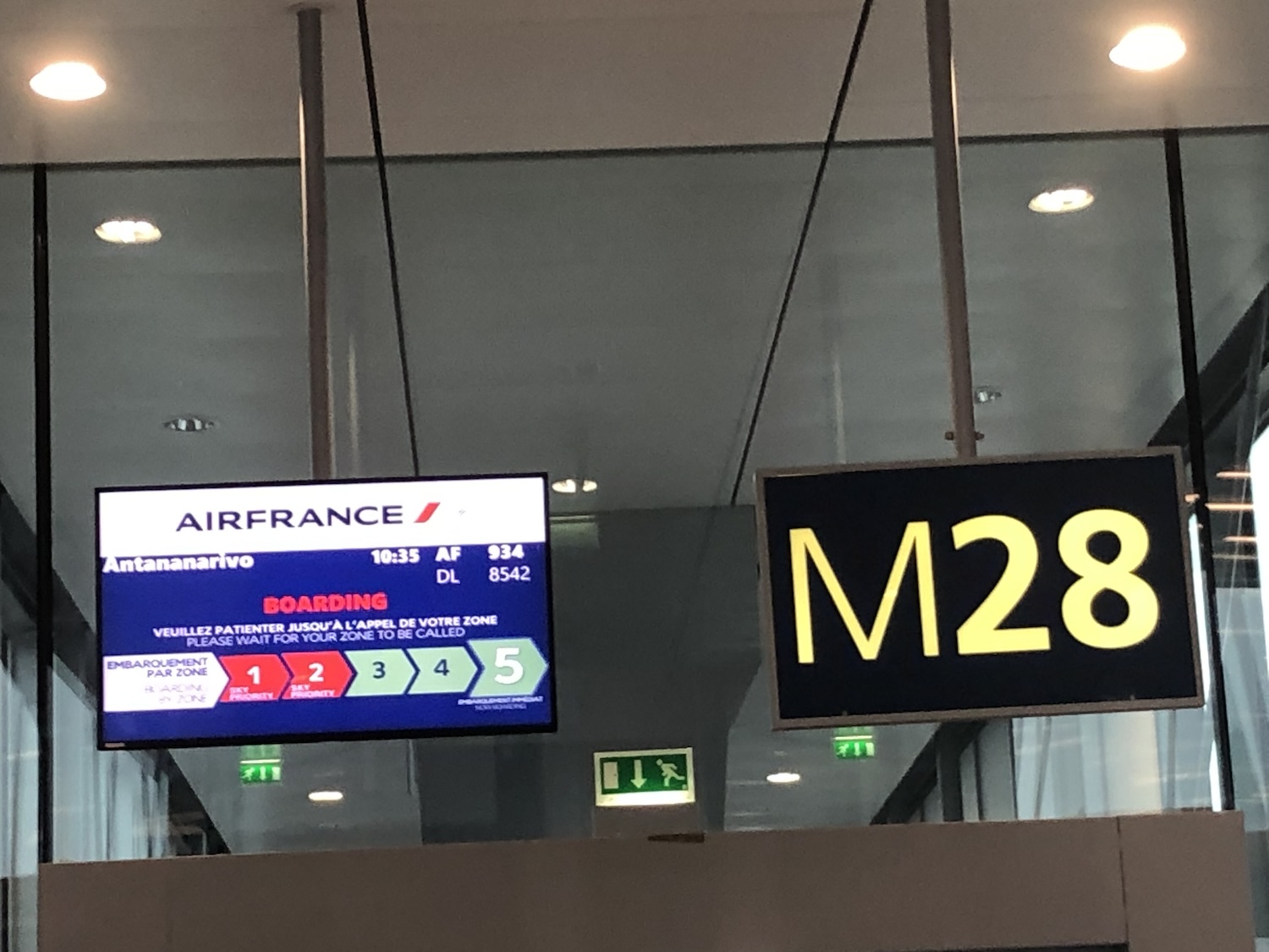 Tatiana embarque à la porte M28 de l’aéroport parisien de Charles de Gaulle – Roissy. Il faut 11h30 de voyage pour arriver à Madagascar © Globe Reporters