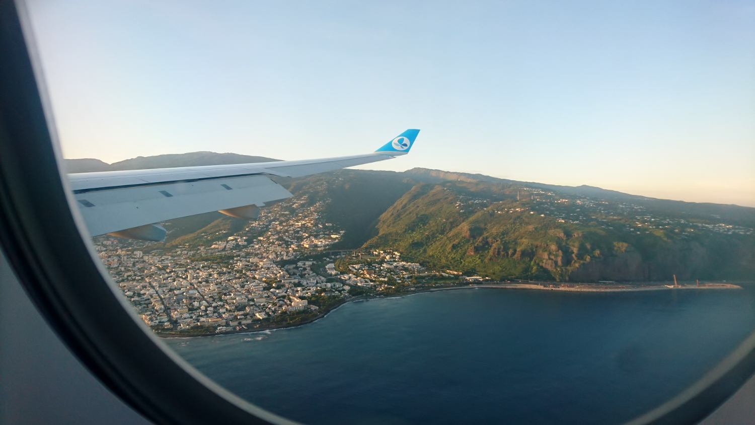 La Réunion vue du ciel. A 6h00 du matin, le soleil est déjà haut dans le ciel.