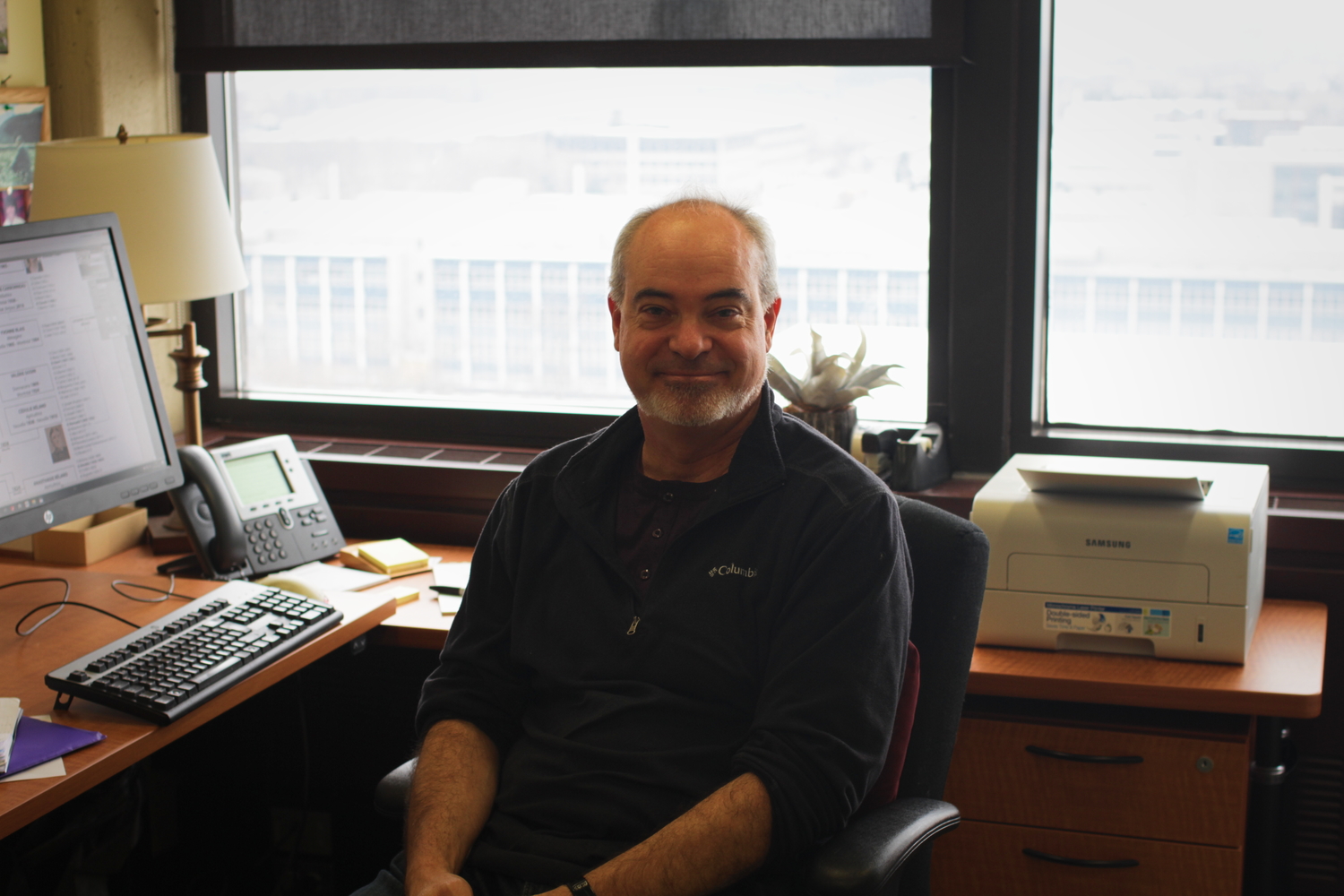 Claude LAVOIE dans son bureau.