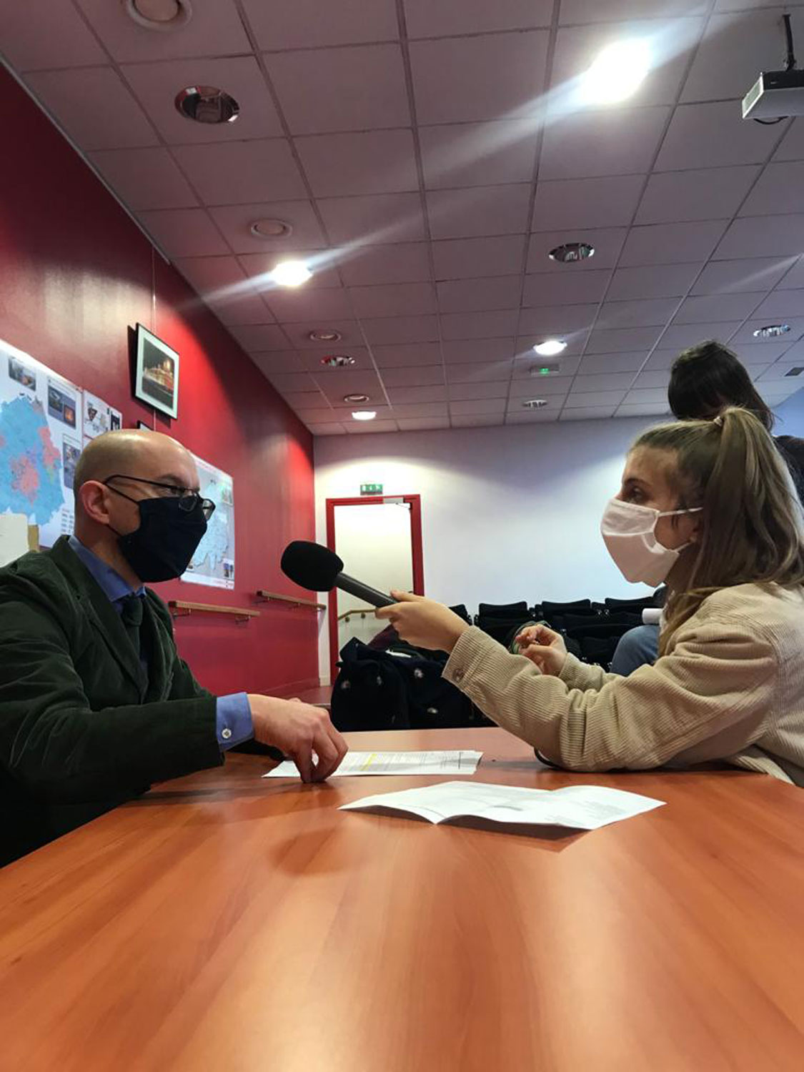 Alice GAPAIL, étudiante en troisième année de l’Académie ESJ Lille, pose les questions préparées par les globe-reporters du lycée professionnel COUSTEAU © Globe Reporters