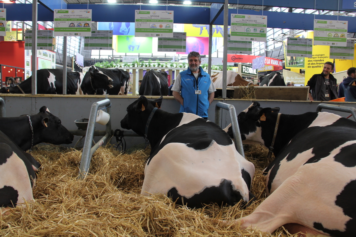 Dominique ROUQUETTE éleveur de vaches Holstein dans l’Aveyron © Globe Reporters
