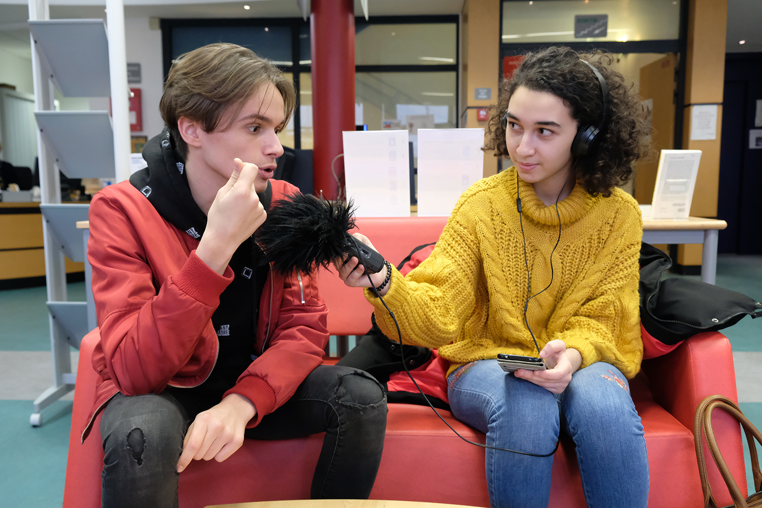 Davy s’est déplacé jusque Denain en tramway pour que Nadia, élève au lycée Jules MOUSSERON à Denain, et globe-reportrice, puisse mener l’interview. 