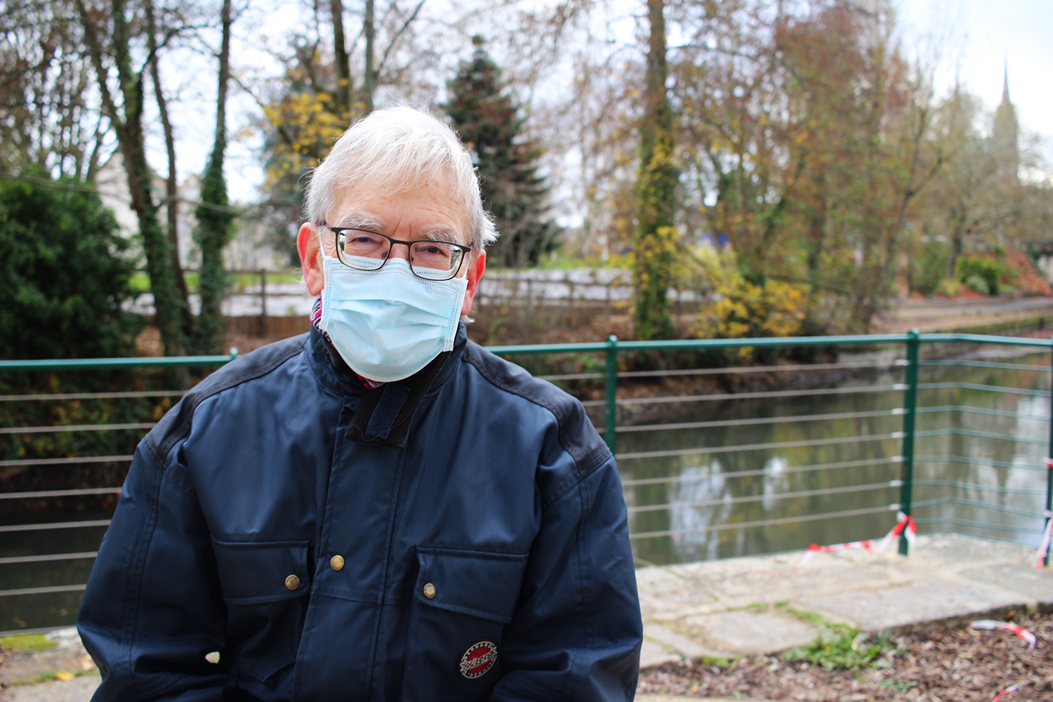 Didier Peyronnet, assis sur le banc où l’entretien se déroule, au bord de l’Eure, à Chartres © Globe Reporters