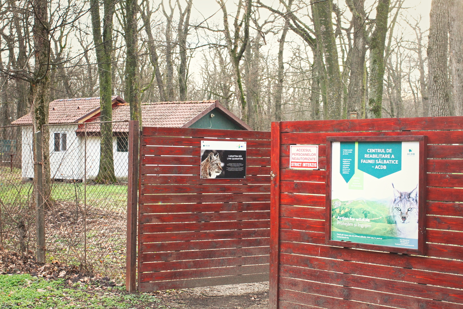 Entrée du Centre de réhabilitation de la faune sauvage, installé depuis 2007 dans l’ancien zoo de Focsani.  © Globe Reporters