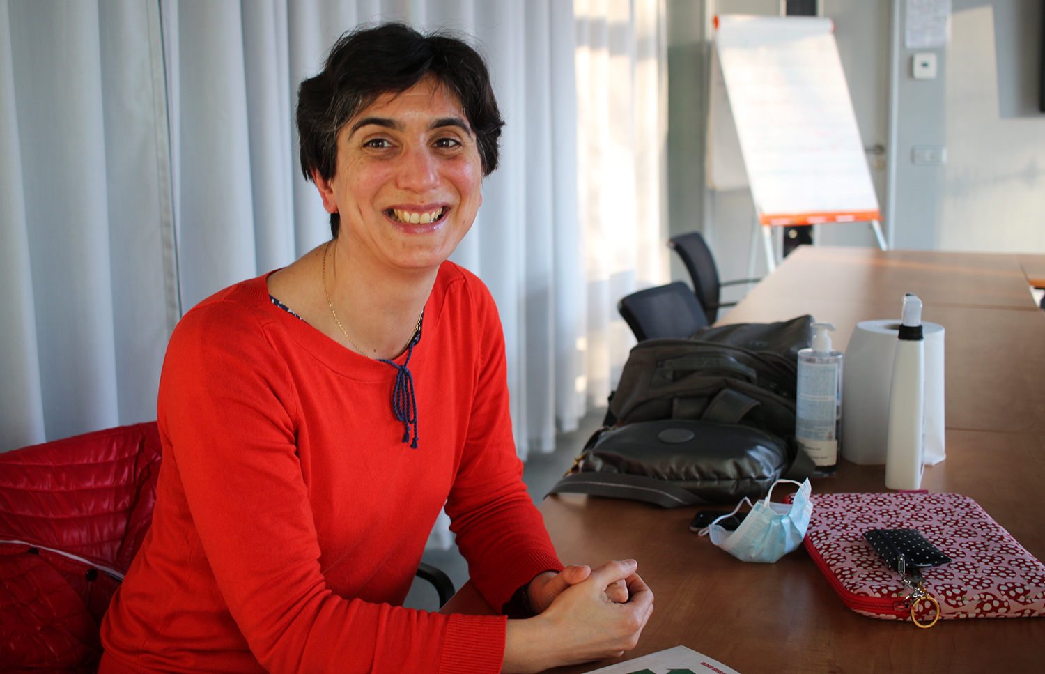 Portrait d’Emmanuelle FREMOUX, l’enseignante-chercheuse que rencontre Chloé DUBOIS dans une salle de réunion du LIMSI © Globe Reporters