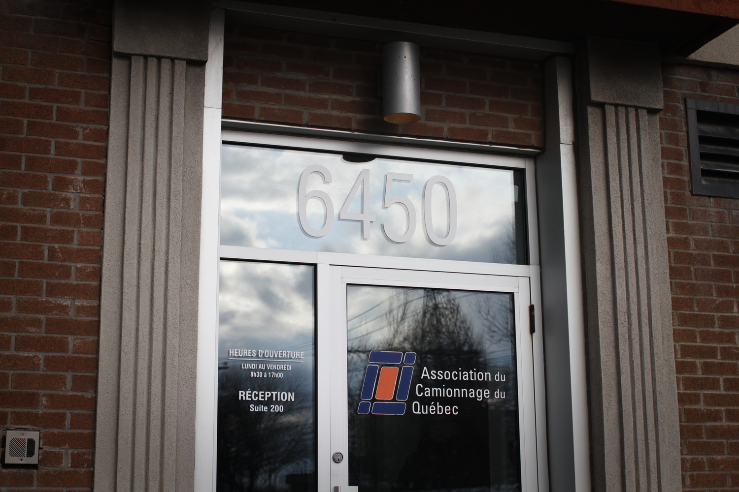 Entrée de l’Association du Camionnage du Québec.