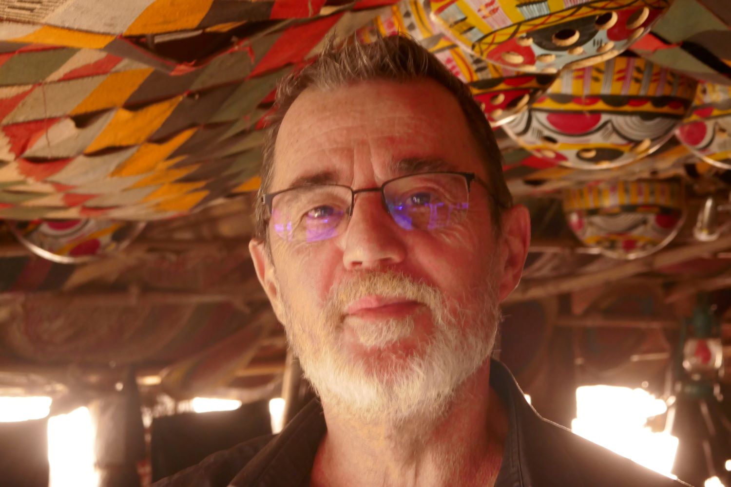 Portrait d’Éric BERNARD, fondateur de la maison d’éditions TAMA, une maison d’édition fondée au Burkina Faso © Globe Reporters