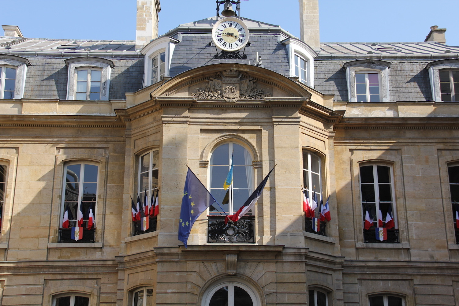 C’est dans une salle de la mairie du 9ème arrondissement que les fans de l’Eurovision ont été conviés pour désigner leur favori pour le prochain concours de l’Eurovision © Globe Reporters