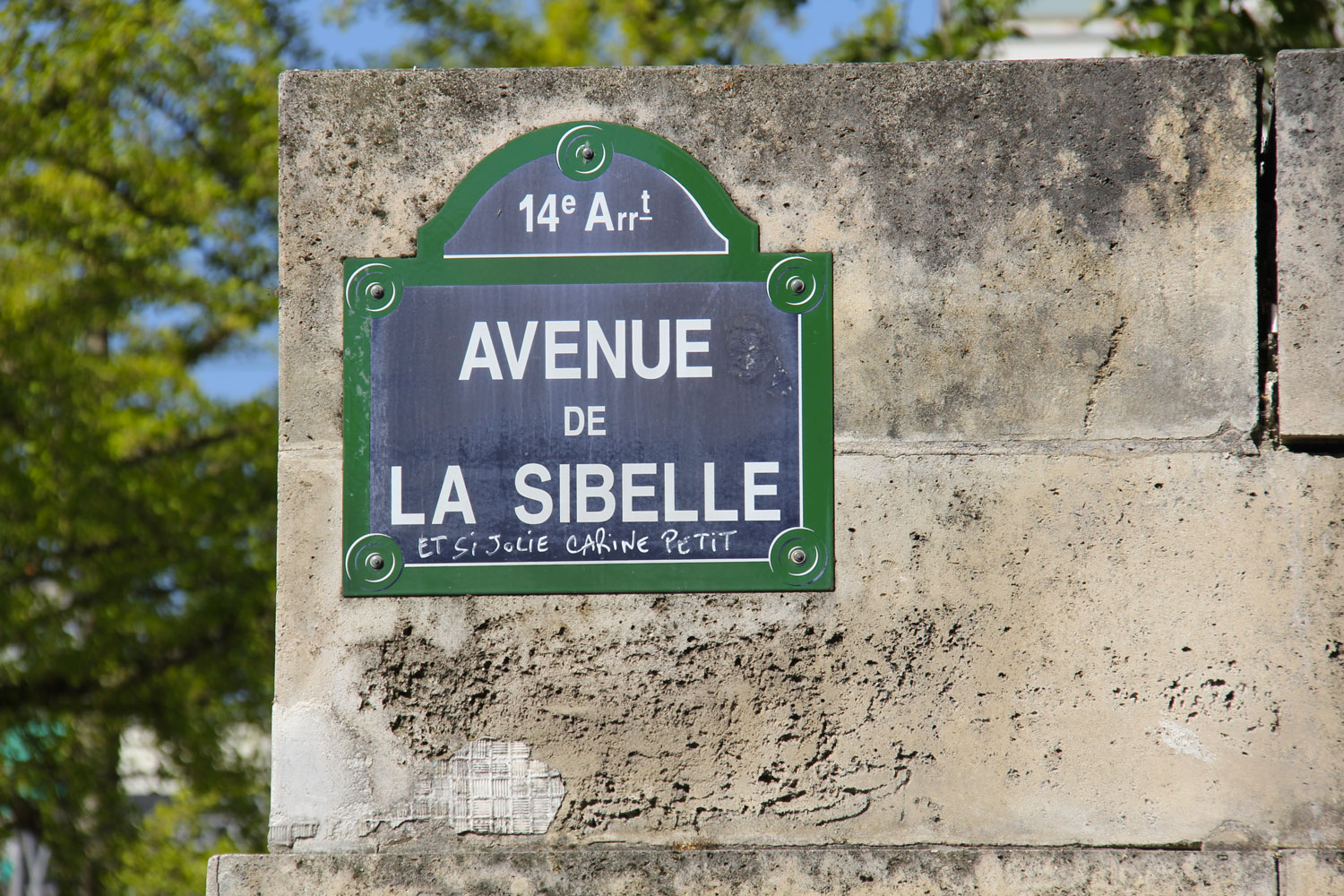 Le siège national de la Caisse d’Allocations familiales est située dans le 14ème arrondissement, à deux pas du Parc Montsouris, rue Sibelle très exactement, ce qui inspire visiblement des petits jeux de mots à des sympathisants de la maire du 14ème arrondissement Karine PETIT © Globe Reporters