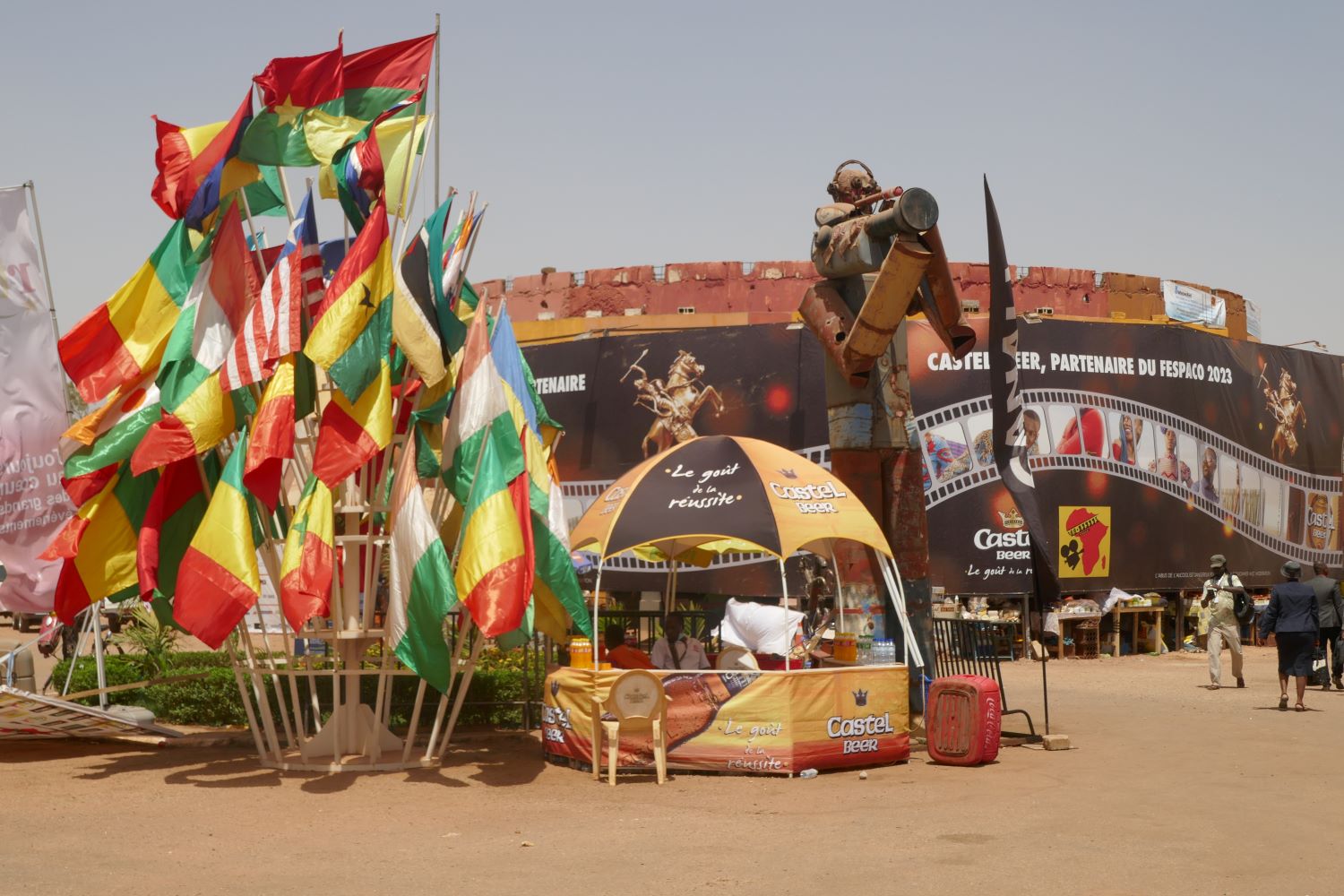 À l’entrée du siège du FESPACO, les drapeaux des pays participants à cette 28ème édition du festival © Globe Reporters