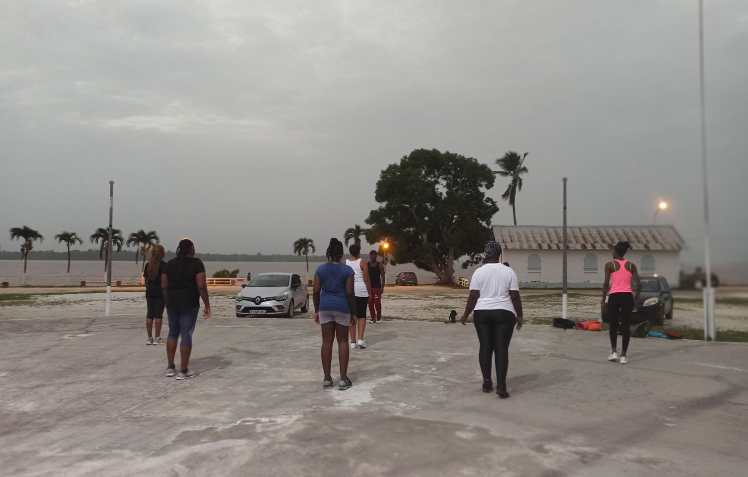 Séance de coaching sur les berges du fleuve Maroni.