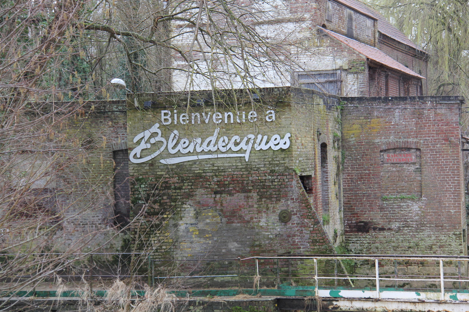 Sur l’ancien moulin, la ville de Blendecques souhaite la bienvenue, une pancarte anachronique en cette période difficile pour la ville © Globe Reporters