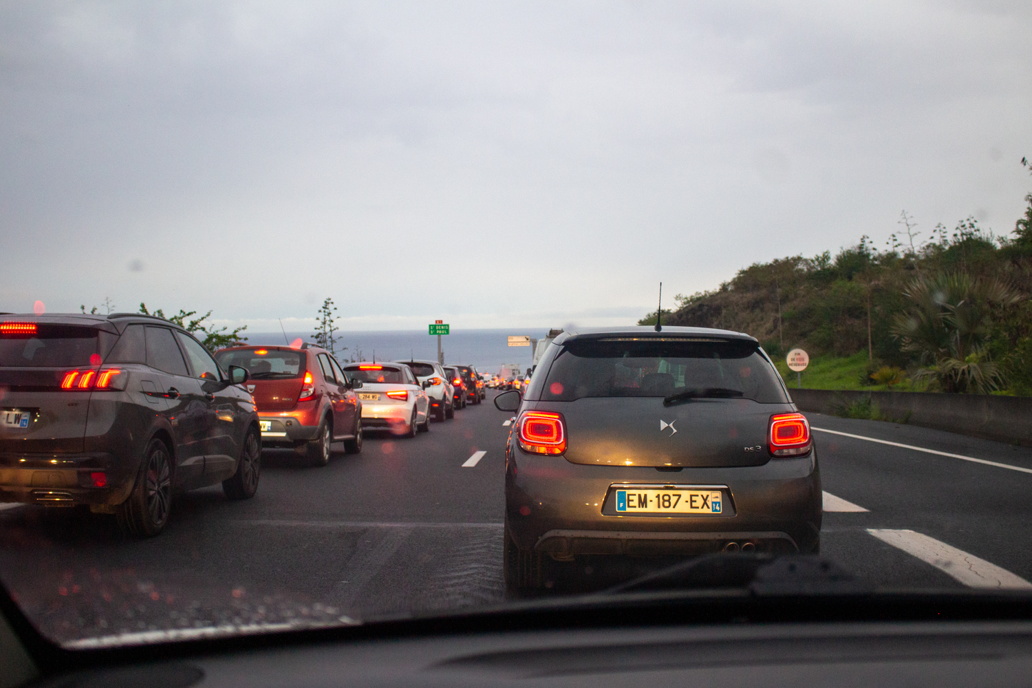 En route vers Saint-Denis, le chef-lieu de La Réunion, là où a lieu le reportage. La saison des pluies a commencé © Globe Reporters